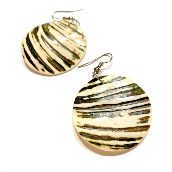 Carved Shell Pierced Earrings Drop & Dangle Design Polished Black & White Rounds - Picture 2 of 5